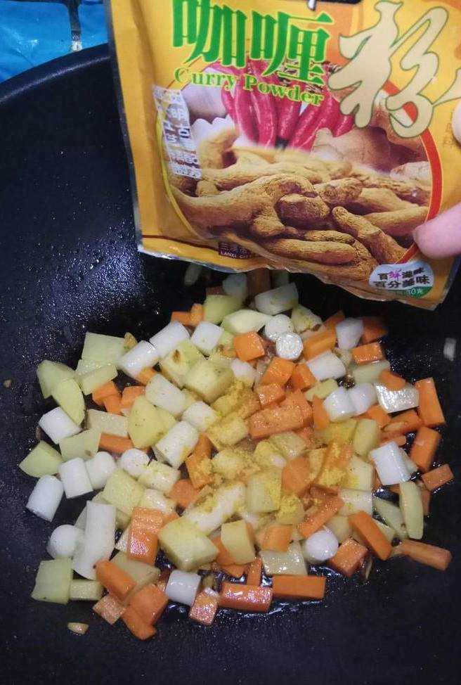 怎樣做咖哩味的胡蘿蔔土豆炒年糕