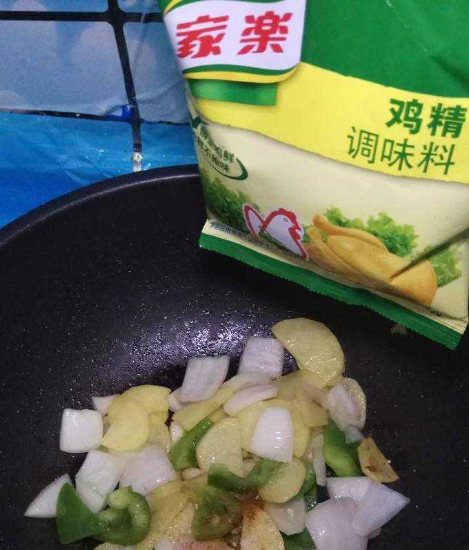 怎樣做美味的洋蔥青椒炒土豆片