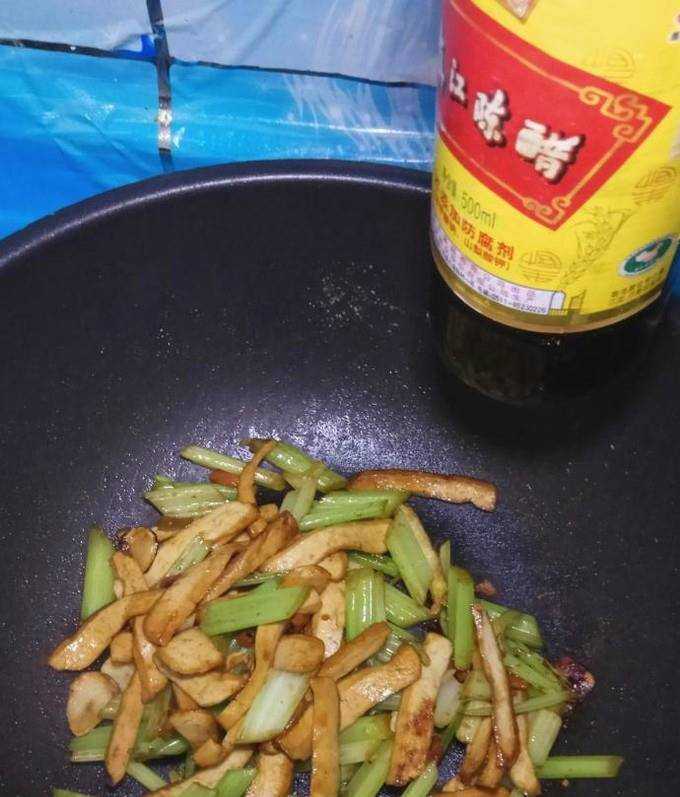 怎樣做美味的芹菜枸杞炒豆乾