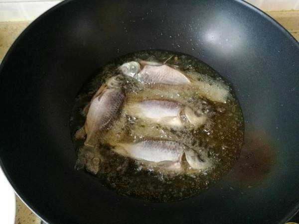 炸小鯽魚怎麼做酥脆好吃