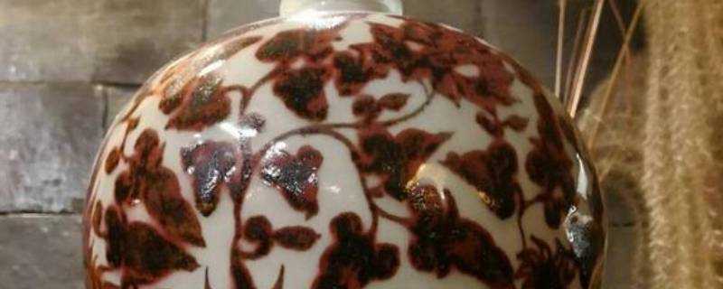 元代釉裡紅瓷器最明顯的特徵