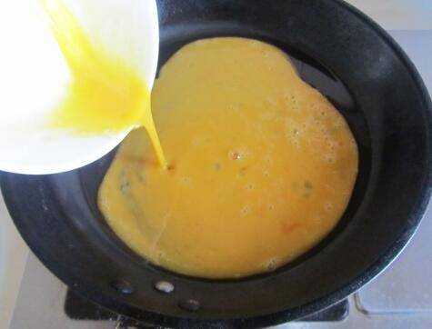 雞蛋怎麼炒是黃色的