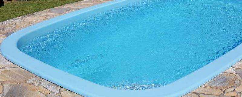 游泳池的水為什麼是淺藍色的
