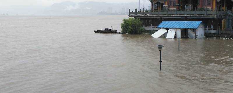 長江流域的洪水主要是由什麼形成