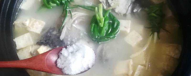 白豆腐魚頭湯怎麼做