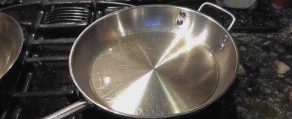新的鐵鍋使用前要怎麼處理