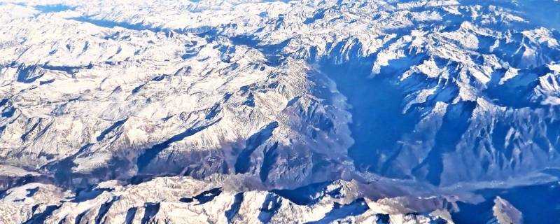 阿爾卑斯山脈是由什麼板塊碰撞