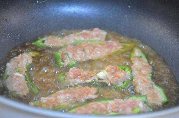 青椒釀肉是蒸還是煎
