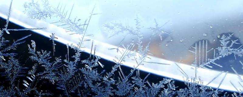 冬天窗戶上的冰花在內側還是外側