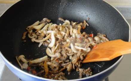 白菜木耳蘑菇炒肉片怎麼炒好吃
