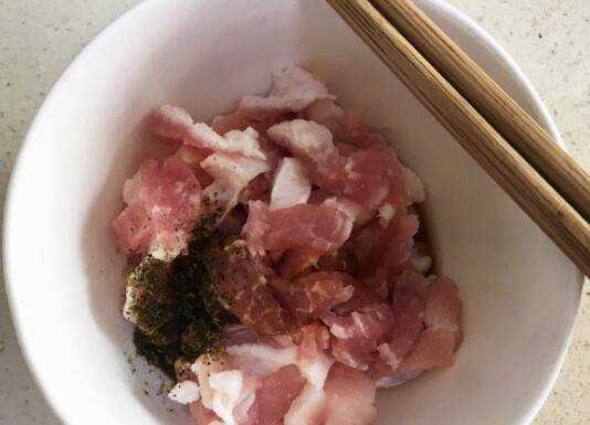 川菜木耳炒肉怎麼做