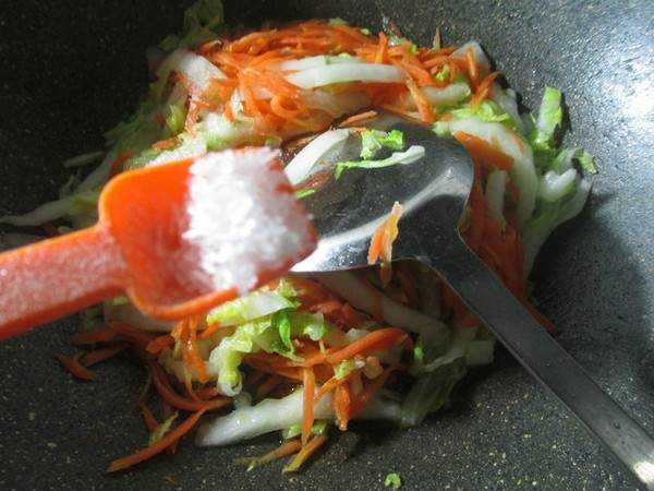 卷白菜跟胡蘿蔔怎麼炒