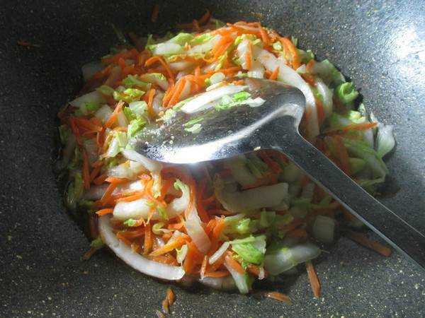 卷白菜跟胡蘿蔔怎麼炒